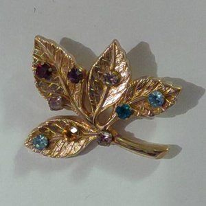 Vintage Unmarked Multi-Color Rhinestones Textured Rib Leaf Goldtone Brooch Pin